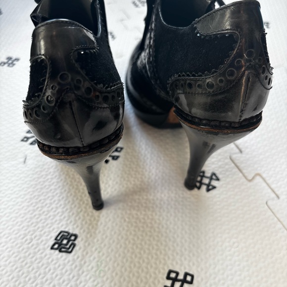 Gucci Black Leather Kiltie Brogue Ankle Boots with Gold Logo - Picture 8 of 12
